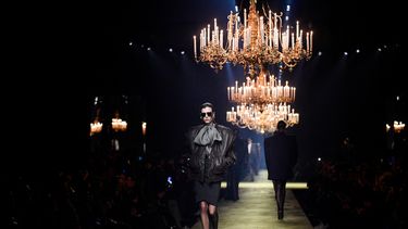 Una de las propuestas que Saint Laurent llevó a la pasarela de la Semana de la Moda de París. 