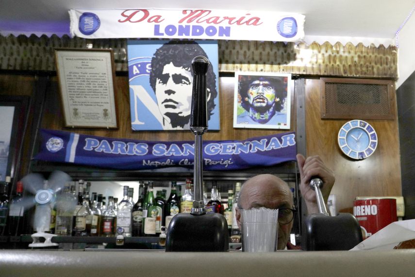 Altar dedicado a Diego Maradona en el Bar Nilo de Nápoles, ciudad que nunca dejó de adorar al argentino. Foto del 18 de septiembre del 2019.&nbsp;