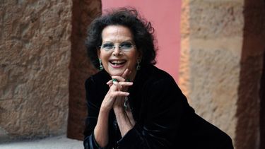 La actriz italiana Claudia Cardinale posa el 14 de octubre de 2009 en Lyon, cuando acudió a la primera edición del festival de cine Lumiere 2009.