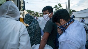 Guatemaltecos deportados por Estados Unidos, usando mascarillas para prevenir el coronavirus, abordan un autob&uacute;s tras llegar al Aeropuerto La Aurora, en Ciudad de Guatemala, el 9 de junio de 2020.&nbsp;