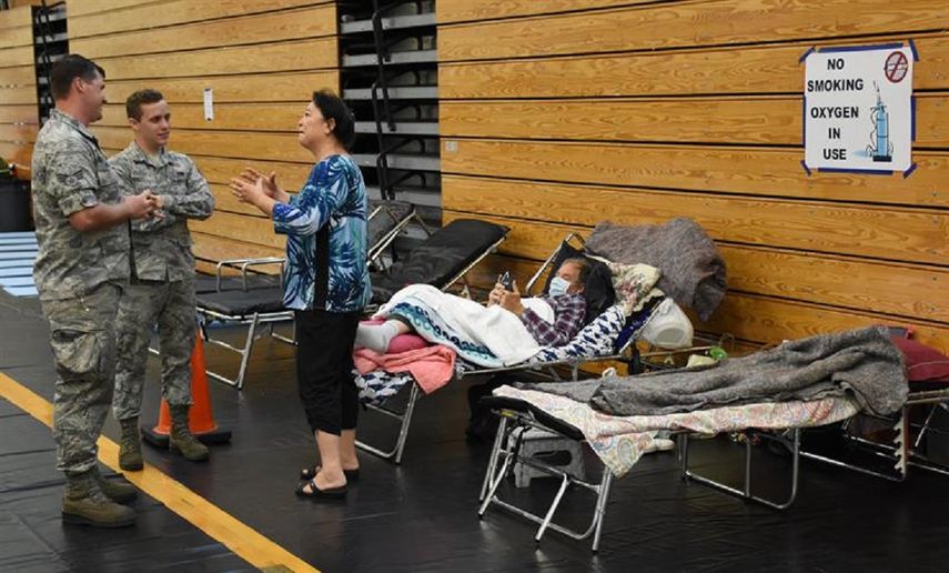 Guardia Nacional Aérea de Florida asiste a personas con necesidades especiales en un refugio abierto en Jacksonville.