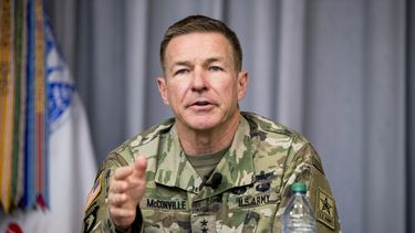 El general James McConville, jefe del estado mayor del ejército de Estados Unidos, habla en una conferencia de prensa en Fort Detrick, Maryland, el jueves, 19 de marzo del 2020. 