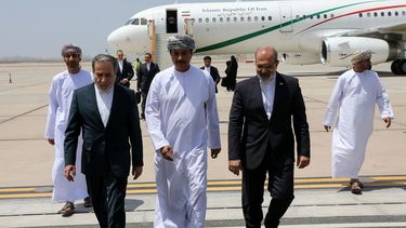 Esta fotografía, proporcionada por el Ministerio de Asuntos Exteriores de Irán el 11 de mayo de 2025, muestra al ministro de Asuntos Exteriores iraní, Abbas Araghchi (izq.), llegando a Mascate. Irán y Estados Unidos iniciaron su cuarta ronda de negociaciones nucleares en Mascate, según informaron medios iraníes el 11 de mayo de 2025.&nbsp;