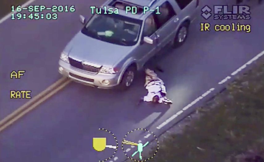 En las imágenes que fueron sacadas de la policía se observa a Terence Crutcher en el suelo. 