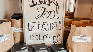Los beneficiarios de la ayuda en alimentos agradecieron a los Miami Dolphins por el gesto solidario.