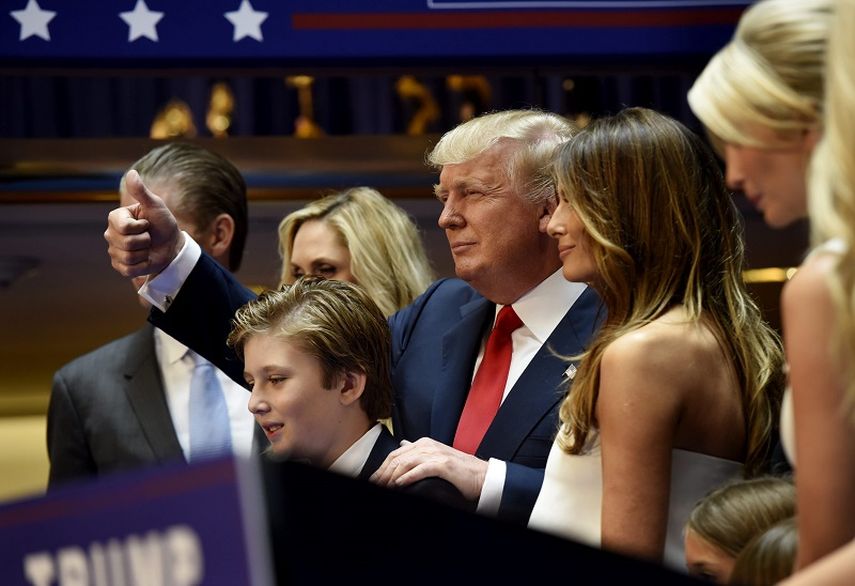 El magnate Donald Trump (centro) posa con su familia mientras anuncia su candidatura a la presidencia de EEUU durante un evento en Nueva York el martes 16 de junio. (EFE)