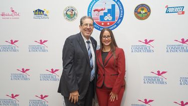 Mandy Llanes, director ejecutivo de la Cámara de Comercio de Hialeah y la alcaldesa de esa ciudad Jacqueline García-Roves.