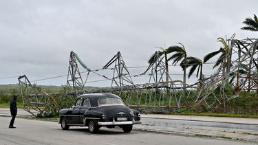 Un automóvil pasa junto a una torre eléctrica de alta tensión derribada durante el paso del huracán Rafael en la carretera que conecta Artemisa con La Habana, el 7 de noviembre de 2024.
