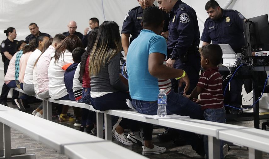 En esta imagen del 17 de septiembre de 2019, migrantes que solicitan asilo en Estados Unidos pasan por la zona de revisi&oacute;n en un nuevo juzgado de carpas en la Instalaci&oacute;n de Audiencias Migratorias del Protocolo de Protecci&oacute;n a Migrantes, en Laredo, Texas.&nbsp;