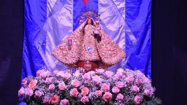 La procesión de la Virgen de la Caridad, realizada por las calles de Miami, marcó el inicio de Cuba Nostalgia, que se celebra en Miami este sábado 20 de mayo y domingo 21.&nbsp;