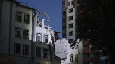 Un edificio dañado por un dron derribado durante un ataque ruso por la noche, en kiev, Ucrania, el jueves 1 de junio de 2023.&nbsp;
