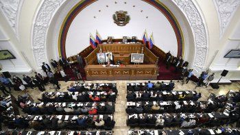 NOTICIA DE VENEZUELA  - Página 64 El-nuevo-presidente-la-asamblea-nacional-jorge-rodriguez-al-centro-la-espalda-esta-flanqueado-la-primera-vicepresidenta-del-congreso-iris-varela-la-izquierda-y-el-segundo-vicepresidente-didalco-bolivar-la-primera-sesion-legislativa-del-nuevo-ano-caracas-venezuela-el-jueves-7-enero-2021-el-gobernante-partido-socialista-retomo-el-martes-el-control-del-congreso-venezuela-la-ultima-institucion-del-pais-que-aun-no-controlaba