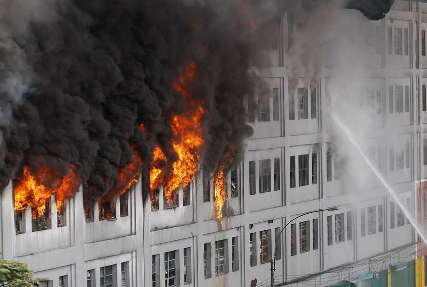 El siniestro, desatado en el edificio de una antigua fábrica que era ocupado por galerías de productos de ferretería, motivó la movilización de más de 85 unidades de bomberos y 500 efectivos.