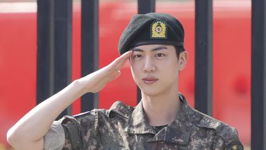 Jin, miembro de la banda de K-pop BTS, saluda después de concluir su servicio militar obligatorio afuera de una base militar en Yeoncheon, Corea del Sur, el miércoles 12 de junio de 2024.