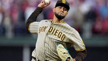 El venezolano Robert Suárez, de los Padres de San Diego, lanza en el quinto juego de la Serie de Campeonato de la Liga Nacional ante los Filis de Filadelfia, el domingo 23 de octubre de 2022