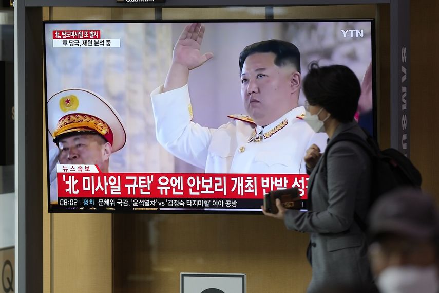Una pantalla muestra un programa de noticias sobre un lanzamiento norcoreano de misiles con imágenes de archivo del líder norcoreano, Kim Jong Un, en la estación de tren de Seúl, Corea del Sur, el jueves 6 de octubre de 2022.&nbsp;
