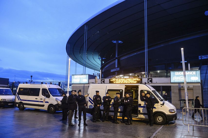 Cerca de los restos del primer atacante identificado se encontró un pasaporte sirio a nombre de Ahmed al Mohamed. No obstante, el documento podría ser una falsificación o haber pertenecido a otra persona. (EFE)