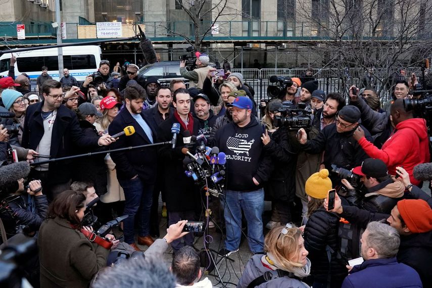 Jóvenes Republicanos de Nueva York realizan un mitin en favor del expresidente Donald Trump, frente a las oficinas de Alvin L. Bragg, el fiscal de distrito de Manhattan, en el Bajo Manhattan, ciudad de Nueva York, el 20 de marzo de 2023.