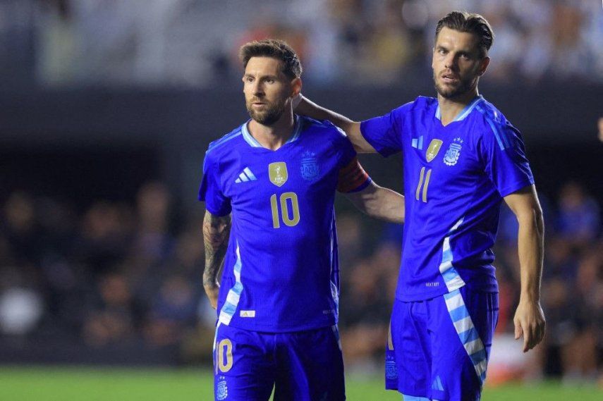 Lionel Messi y Giovani Lo Celso de Argentina reaccionan durante el partido amistoso internacional entre Puerto Rico y Argentina en el Chase Stadium el 14 de octubre de 2025 en Fort Lauderdale, Florida.&nbsp;
