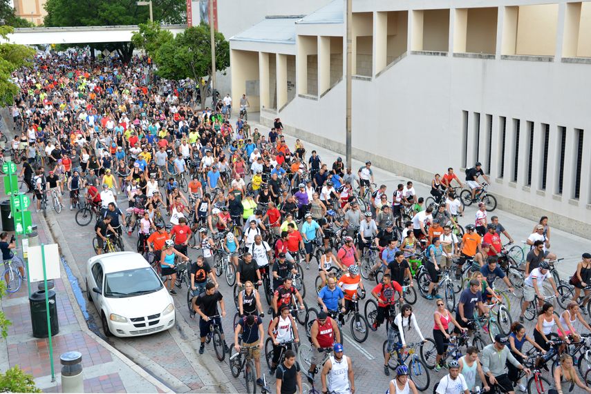Avalancha de bicicletas inunda calles principales en Miami.