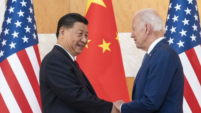 El presidente estadounidense Joe Biden, derecha, y su homólogo chino Xi Jinping se saludan antes de una reunión en el marco de la cumbre del G-20, el 14 de noviembre de 2022, en Bali, Indonesia.&nbsp;