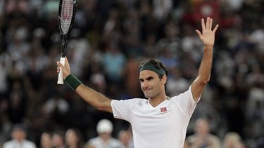 En esta foto de archivo del viernes 7 de febrero de 2020, Roger Federer agradece a la multitud después de ganar 3 sets a 2 contra Rafael Nadal en su partido de exhibición de tenis celebrado en el Cape Town Stadium en Ciudad del Cabo, Sudáfrica.&nbsp; 
