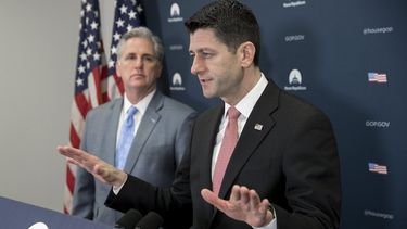 El presidente de la Cámara de Representantes estadounidense, Paul Ryan (d), y el líder de la mayoría conservadora de la Cámara, Kevin McCarthy (i), durante una rueda de prensa conjunta tras la reunión de los republicanos en el Capitolio en Washington, este 28 de marzo de 2017. 