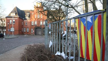Una estelada (izq) colocada cerca de la prisión de Neumünster (Alemania), donde el expresidente de la Generalitat catalana Carles&nbsp;Puigdemont permanece detenido.