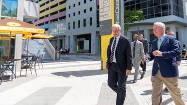 El alcalde de Miami-Dade, Carlos Giménez, acompaña al titular de Tampa,&nbsp;Bob Buckhorn, durante su visita a MiamiCentral.