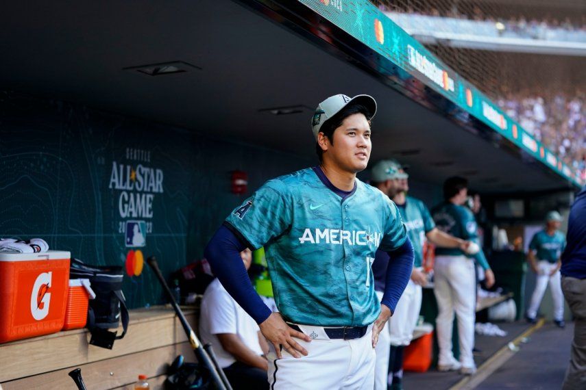 El lanzador de la Liga Americana Shohei Ohtani, de los Angelinos de Los Ángeles, observa desde el banquillo en la quinta entrada del juego de estrellas de la MLB en Seattle, el martes 11 de julio de 2023. La Liga Nacional derrotó a la Liga Americana 3-2.&nbsp;