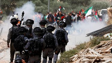 Miembros de las tropas israelíes emplean granadas de gas para dispersar una manifestación en Belén, Palestina.