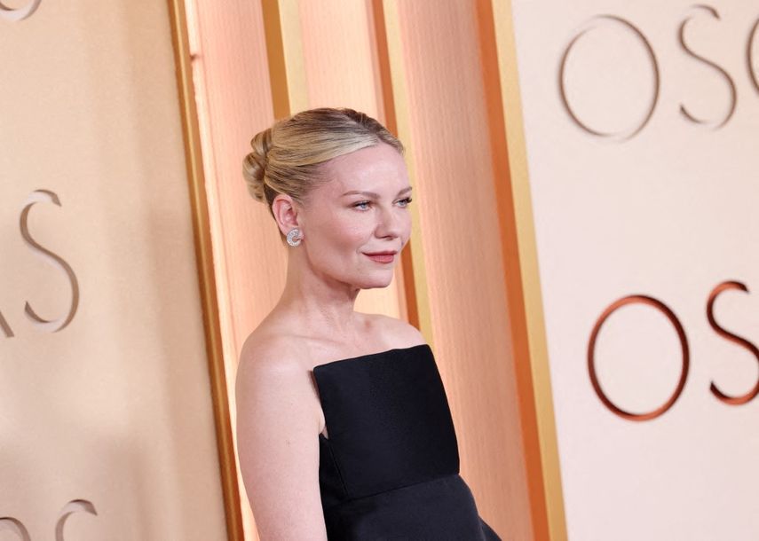 Kirsten Dunst en la alfombra roja de los Óscar 2026.