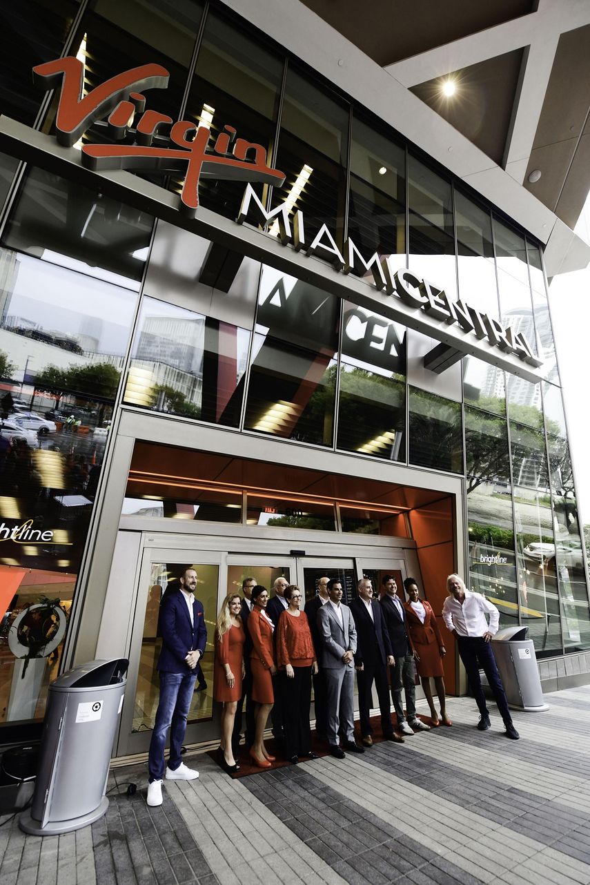 Fotografía cedida por Brightline donde aparece el presidente del grupo Virgin, el millonario británico Richard Branson (d), junto al alcalde de Miami, Francis Suárez (c), y el presidente de Virgin Trains USA, Patrick Goddard (i), en la estación central de la compañía Brightline que pasó a llamarse Virgin MiamiCentral.