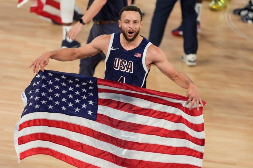 Stephen Curry (4) de los Estados Unidos reacciona después de ganar un juego de baloncesto con medalla de oro masculina contra Francia en Bercy Arena en los Juegos Olímpicos de Verano de 2024, el sábado 10 de agosto de 2024, en París, Francia.