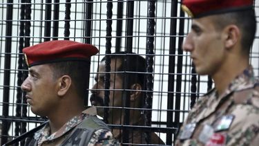 El soldado jordano Maarik al-Tawaiha (c), acusado de homicidio intencionado por la muerte de tres instructores militares estadounidenses en octubre de 2016, permanece en una celda durante la lectura de su veredicto por un tribunal militar de Amán, en&nbsp;Jordania.