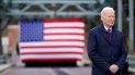 El presidente Joe Biden espera para hablar durante su visita al puente NH 175 sobre el río Pemigewasset. El presidente Joe Biden espera para hablar durante su visita al puente NH 175 sobre el río Pemigewasset.