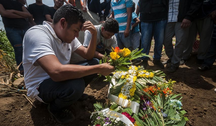 Nelson Gabriel Lorio asiste al funeral de su hijo de 14 meses, muerto en Managua por una bala en medio de protestas contra el Gobierno de Daniel Ortega.