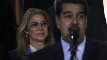 En esta foto de archivo del 21 de julio de 2019, Cilia Flores está detrás de su esposo, el dictador venezolano Nicolás Maduro, en Caracas, Venezuela.&nbsp;