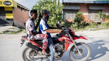 Mariani se encuentra cerca de la Ruta Nacional 2, parte de la cual ha sido tomada por pandillas. Más de 16.000 personas han muerto a causa de la violencia armada en Haití desde principios de 2022, según declaró la ONU el 2 de octubre, advirtiendo que lo peor podría estar por venir. Haití, el país más pobre de América, ha sufrido durante mucho tiempo a manos de violentas bandas criminales que cometen asesinatos, violaciones, saqueos y secuestros en un contexto de inestabilidad política crónica. Pandilleros armados en una motocicleta patrullan las calles del barrio de Mariani en Puerto Príncipe, Haití, el 6 de octubre de 2025.