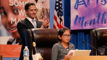 Jasmine López, estudiante de Arcola Lakes, sentada en la silla del superintendente Alberto Carvalho, explicó la importancia de la protección a los estudiantes indocumentados&nbsp;en las escuelas del condado Miami-Dade.