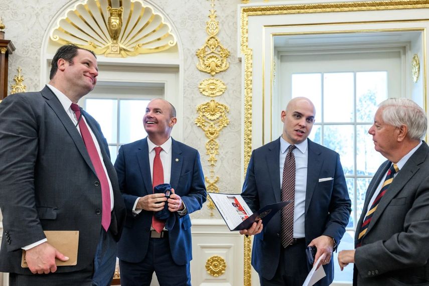  James Braid, director de la Oficina de Asuntos Legislativos de la Casa Blanca; Mike Lee, congresista de Utah; James Blair, subjefe de gabinete de la Casa Blanca; Lindsey Graham, senador de Carolina del Sur. La foto publicada por la Casa Blanca fue replicada por la revista Cambio de Colombia.