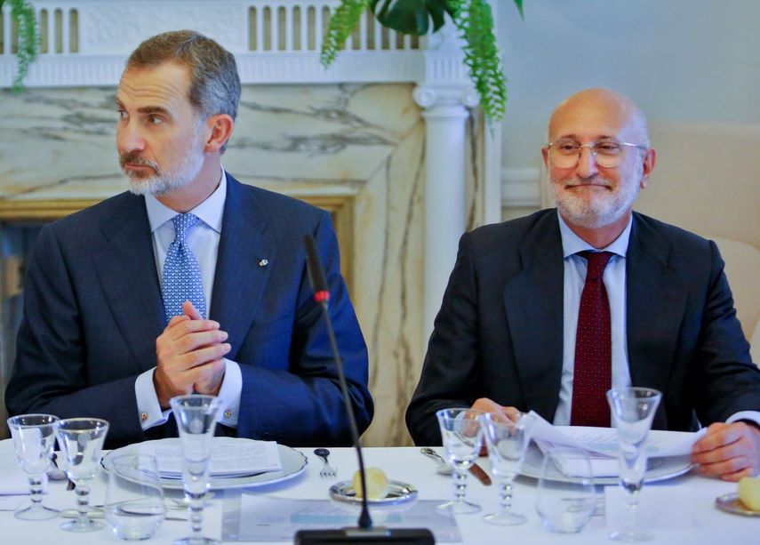El rey de España, Felipe VI (i), junto al embajador de España en Cuba, Juan Fernández Trigo (d), participa en un encuentro con empresarios españoles, en la residencia del embajador de España, en La Habana (Cuba).