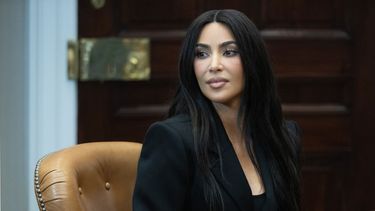 Kim Kardashian asiste a un evento para hablar sobre la reforma de la justicia penal con la vicepresidenta Kamala Harris en la Casa Blanca, Washington, D.C., el 25 de abril de 2024.   