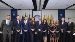 El alcalde Steven Meiner junto a los miembros de la Comisión de Miami Beach y la administración de la ciudad.  El alcalde Steven Meiner junto a los miembros de la Comisión de Miami Beach y la administración de la ciudad.