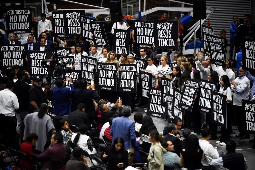 Pancartas contra la ley de reforma judicial durante una sesión en una sede alternativa del Congreso mexicano en la Sala de Armas de la Ciudad de México, el 3 de septiembre de 2024.&nbsp;