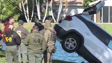 Las autoridades mantienen abierta la investigación para esclarecer los hechos, confirmar la identidad de la víctima y determinar cuántas personas viajaban en el automóvil al momento del accidente.