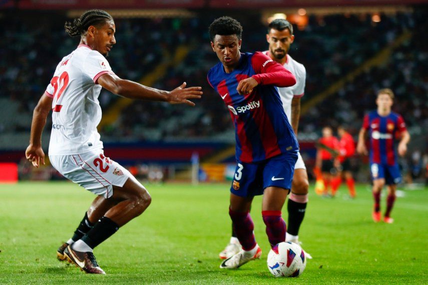 Alejandro Balde, del Barcelona, a la derecha, disputa el balón con Loic Bade, del Sevilla, durante el partido del viernes 29 de septiembre de 2023, en Barcelona. 