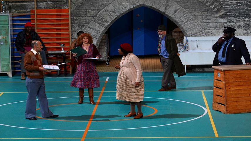 Los actores actúan en el escenario del Palais des Papes durante un ensayo general para la obra Welfare de la directora francesa Julie Deliquet antes del inicio del 77º Festival de Teatro de Aviñón, en el sur de Francia, el 3 de julio de 2023.