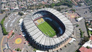 Vista aérea del estadio Azteca vacío en la Ciudad de México el 22 de marzo de 2020, mientras se posponía el torneo del fútbol mexicano para evitar la propagación del nuevo coronavirus. El Estadio Azteca de México albergará el partido inaugural de la Copa Mundial 2026, anunció el presidente de la FIFA, Gianni Infantino, el domingo 4 de febrero de 2024. El torneo ampliado a 48 equipos será coanfitrión de México, Estados Unidos y Canadá. El Azteca se convertirá en el primer estadio en albergar partidos de la Copa Mundial en tres ediciones distintas después de 1970 y 1986. &nbsp;