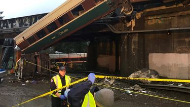 Imagen facilitada por el departamento del Sheriff del condado de Pierce que muestra a un&nbsp;tren&nbsp;Amtrack 501 tras descarrilar y caer sobre la autopista interestatal 5 cerca de Olympia, en el estado de Washington, Estados Unidos, hoy, 18 de diciembre de 2017.&nbsp; 